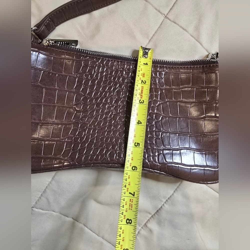 Elegant JWPEI Brown Crocodile-Embossed Shoulder Bag - Picture 4 of 6